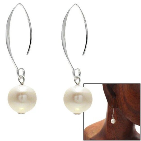 CLASSIC STERLING SILVER ROUND FRESHWATER PEARL HANGING HOOK EARRINGS.
